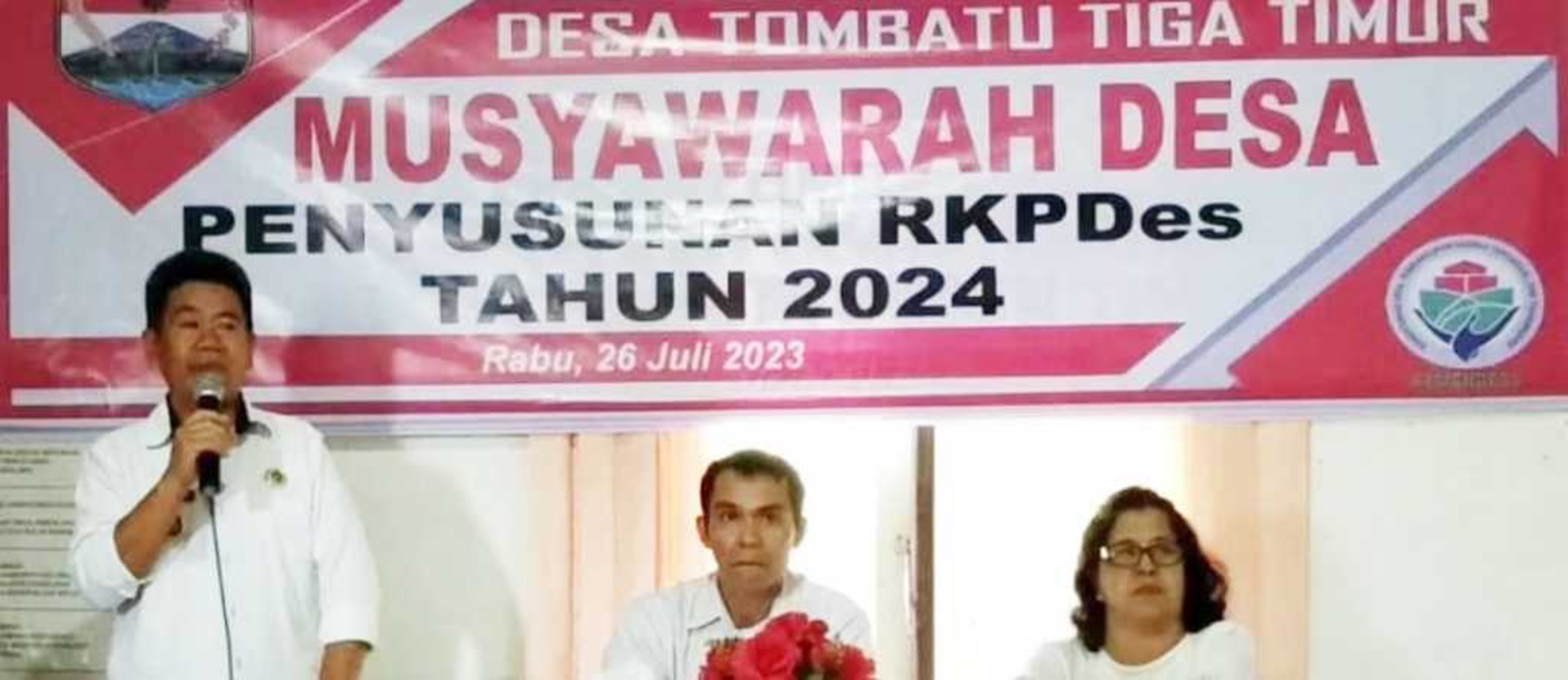 Hukum Tua Berty Kojong saat memimpin Musdes RKPDes 2024, bertempat di Balai Pertemuan Umum, Rabu 26 Juli 2023.(Foto:Jay)
