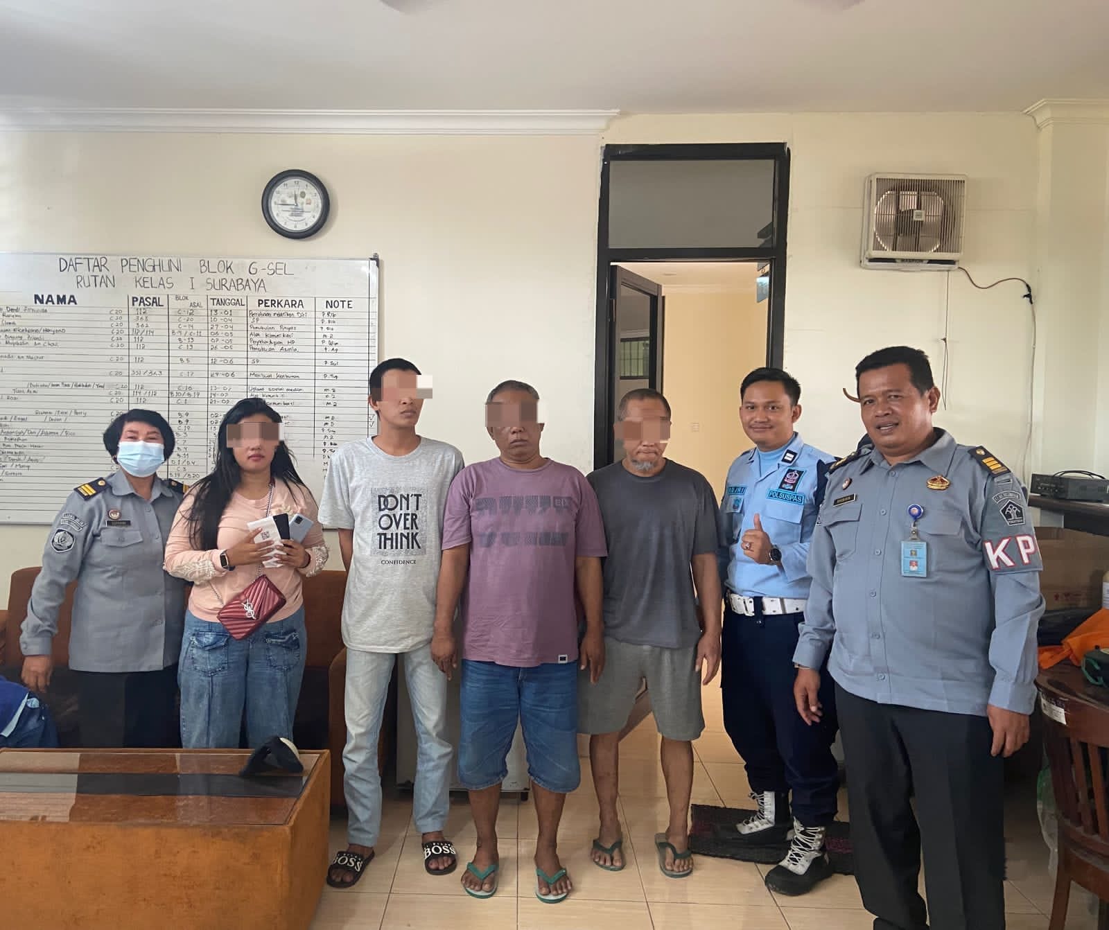 Diselempitkan dalam Kaos Kaki, Perempuan Ini Coba Selundupkan Dua Smartphone ke Rutan Surabaya