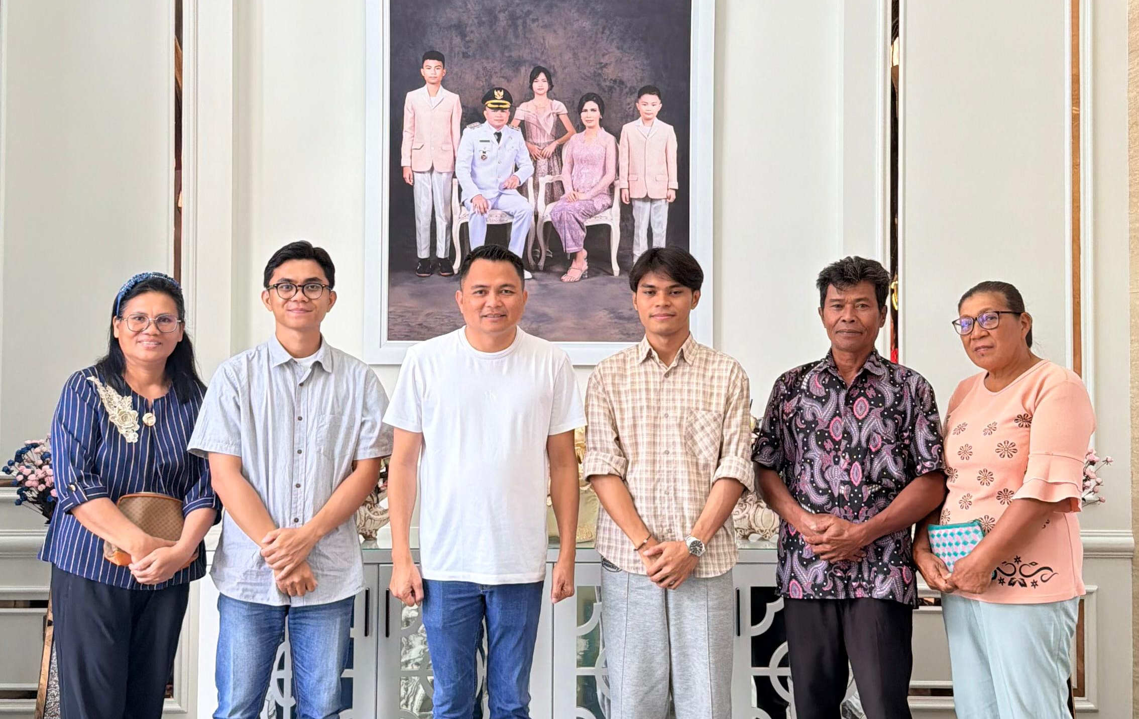 Foto: Kedua Orang CPMI Asal Mitra Edwel Logor dan Maikel Kakomo dan kedua orang tuanya mengambil gambar  bersama Bupati Ronald Kandoli .