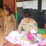 Pj Bupati Maybrat Dr Benhard E Rondonuwu S.Sos, M.Si saat sidak ke sekolah-sekolah dan Puskesmas, di Distrik Aitinyo Raya, Selasa (05/09/23).